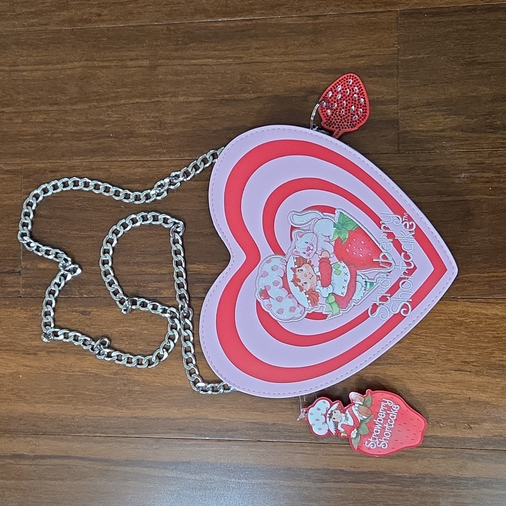 STRAWBERRY SHORTCAKE HEART SHAPED CROSSBODY PURSE PINK RED CHAIN STRAP  NWT